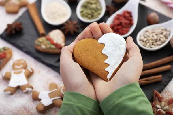 Hands holding gingerbread heart with white frosting - love chris — Stock Photo, Image