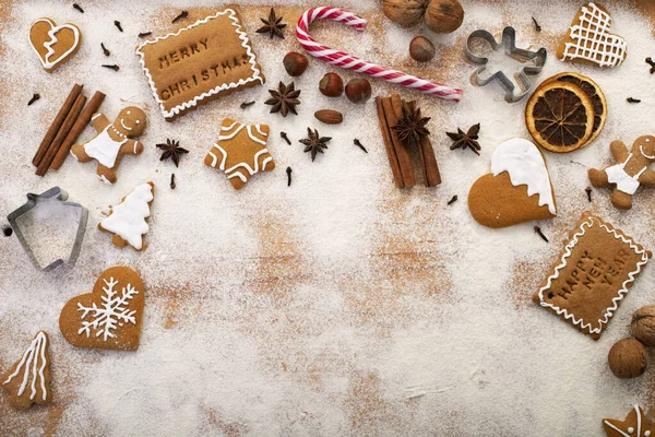 Dulces de temporada de vacaciones - galletas de jengibre con ingredientes en —  Fotos de Stock