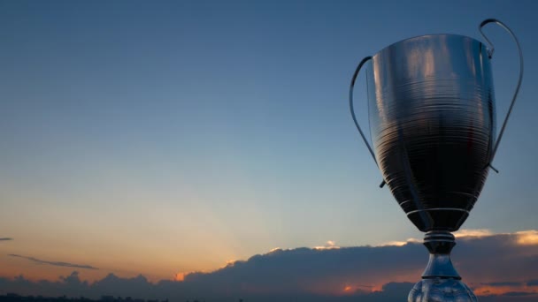 Stora silver vinnare trophy cup på svarta moln bakgrunden med sunset linjer — Stockvideo