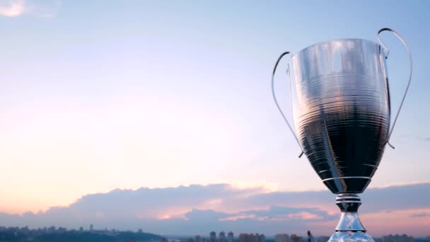 Grote winnaar beker stad achtergrond en zonsondergang — Stockvideo