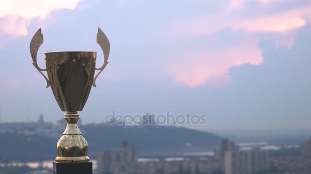 Copa campeona de oro con alas en el fondo de la ciudad — Vídeo de stock