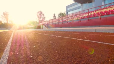 Güzel kız Stadı'nda çalışıyor. Slayt kamera moovement