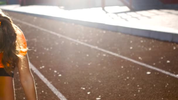 Commencez à courir. Belle fille à la course du stade. Caméra coulissante — Video