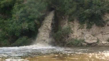 Nehir kanalizasyon akışında imalat