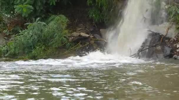 De l'eau sale coule du tuyau 