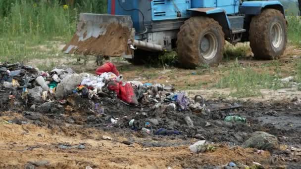 Похороны мусора на свалке — стоковое видео
