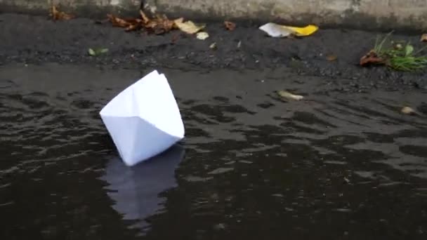 Livre blanc navire dans un ruisseau de pluie — Video