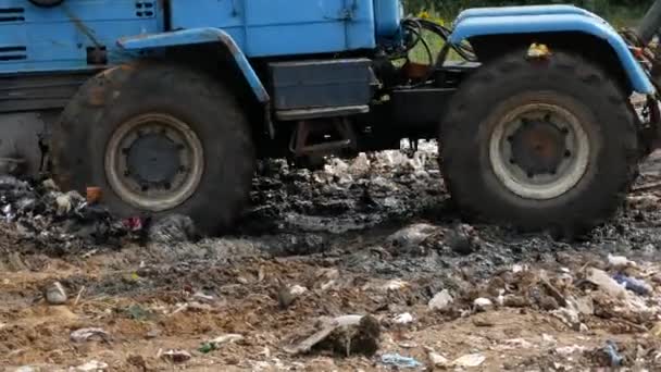 Working truck at dump — Stock Video