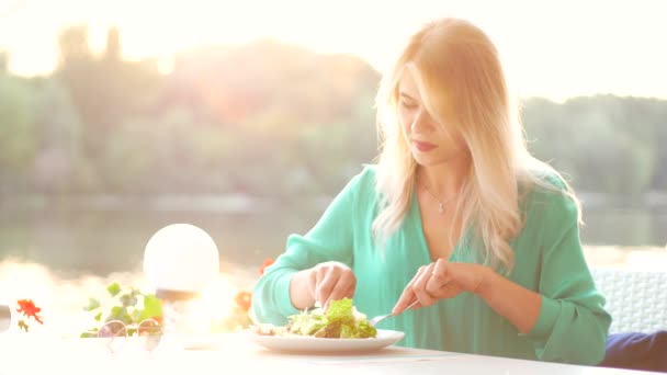 Tramonto d'oro con ragazza in caffè — Video Stock