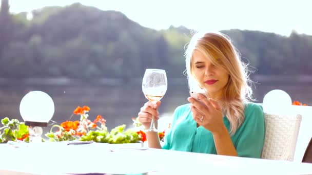 Restoran kırmızı dudaklar sarışın kız — Stok video