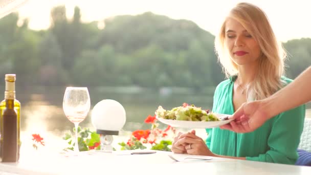 Cameriere porta un'insalata per bella signora — Video Stock