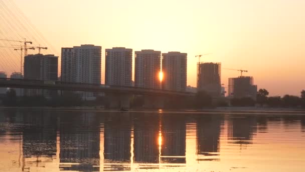 Coucher de soleil d'été près du pont et des bâtiments — Video