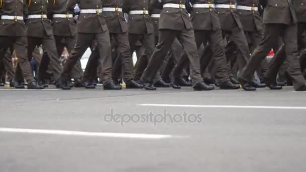 Militärparad. Marscherande trupper på gatan — Stockvideo