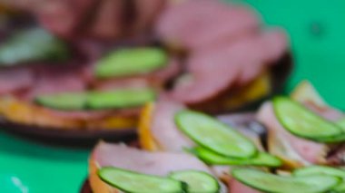 Sandviç sosis ve cucubmer ile