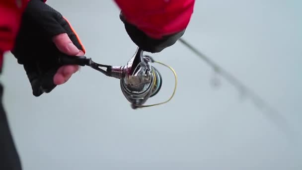 Gros plan de pêcheur avec tige de filature 