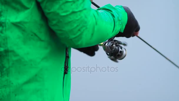 Fiskeredskap spö och rulle i fisherman händer — Stockvideo