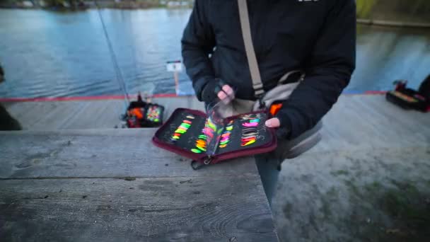 Visserij lepels bij regenboogforel — Stockvideo