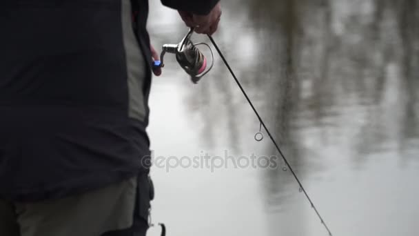 Spin pescador rodando carrete de pesca — Vídeo de stock