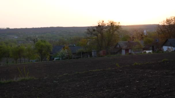 Wieś - domów, ogród warzywa, drzewa — Wideo stockowe