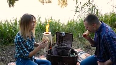 Mutlu çift hafta sonu istirahat sandviç yiyor