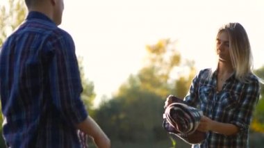 Mutlu genç çift yakın göl piknik için hazırlanıyor