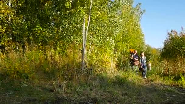 Барбекю выходные молодой пары в лесу — стоковое видео