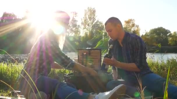 在露天与朋友的篮子野餐 — 图库视频影像