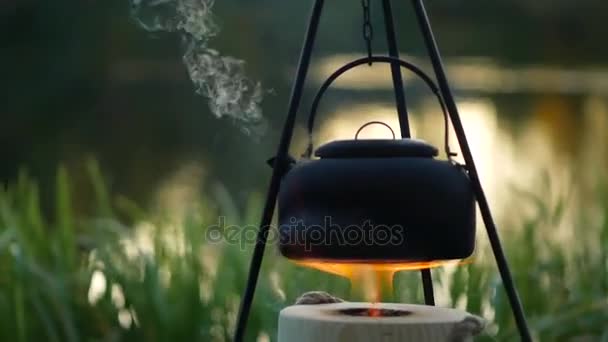 Bouilloire bouillante sur le feu extérieur — Video