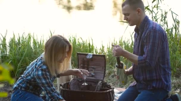 Pití víno s holkou venkovní u ohně a jezero — Stock video