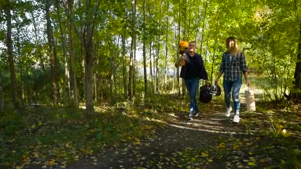 Schönes Paar spaziert durch den Park — Stockvideo