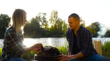 İle asma göl yakınındaki ormanda piknik