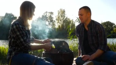 Hafta sonu barbekü partisinde kızla