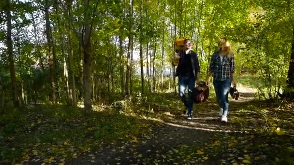 林中的路径。情侣散步去野餐 — 图库视频影像