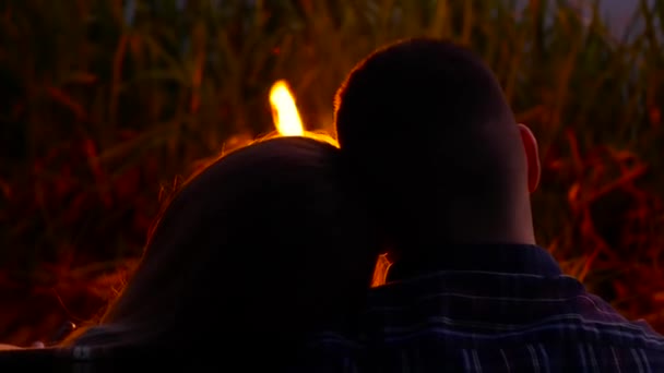 Campfire and young couple — Stock Video