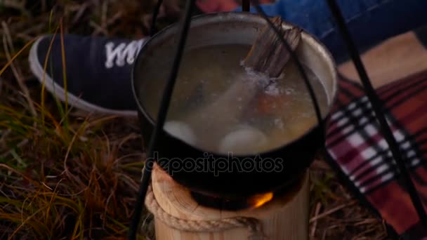 옥외 요리. 불에 생선 수프 — 비디오
