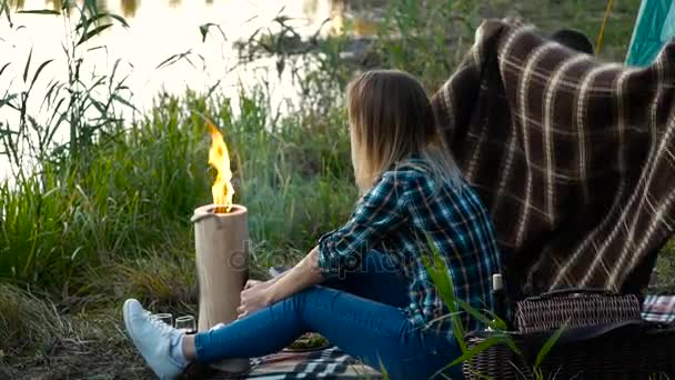 Un par en el picnic. Hombre cubriendo novia — Vídeo de stock