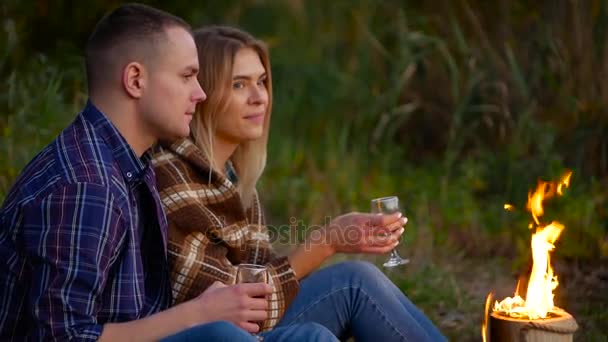 Прекрасная счастливая пара пьет вино — стоковое видео