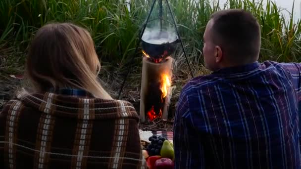 Piquenique de jovem casal com fogo de acampamento — Vídeo de Stock