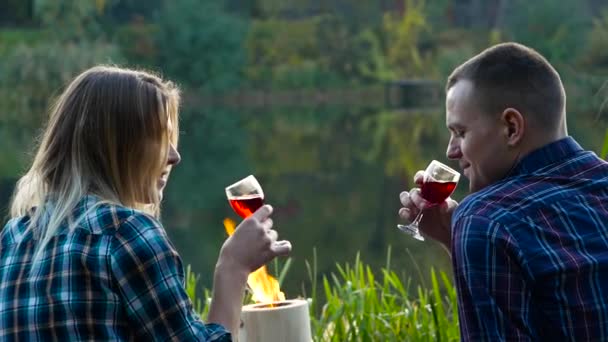 Romantic couple picnic slow motion — Stock Video