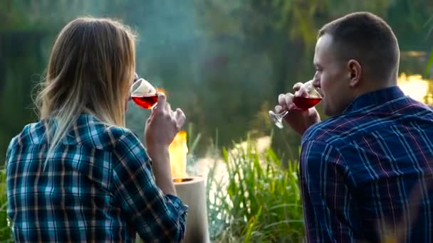Романтический вечер на свежем воздухе с молодой парой — стоковое видео