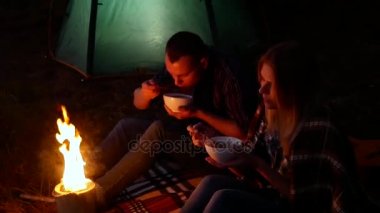 Kamp ateşi yanında genç Çift