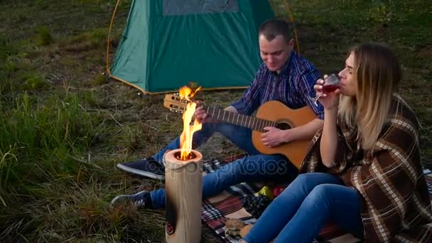 Romantische avond met gitaar liedje — Stockvideo