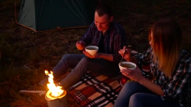 Balık çorbası ve kamp ateşi ile piknik — Stok video
