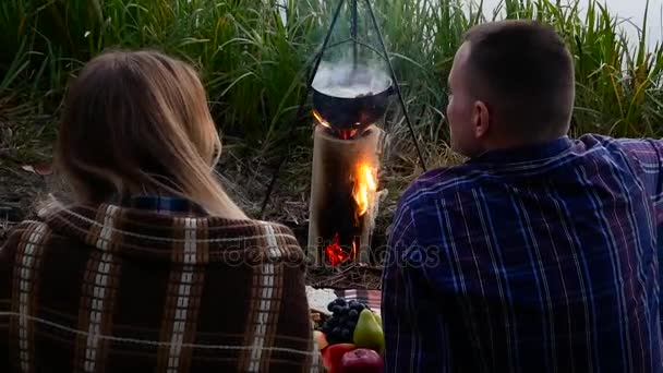 Piquenique de jovem casal com fogo de acampamento — Vídeo de Stock