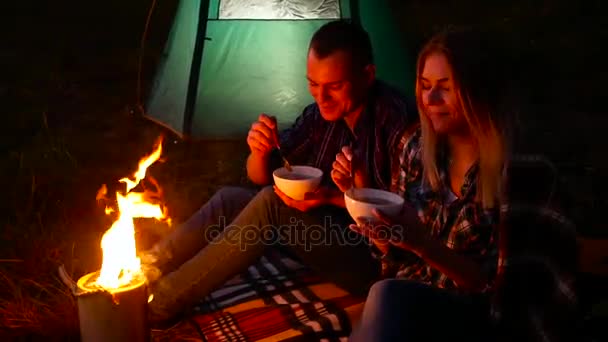 Feliz pareja joven en fin de semana de picnic tiene una cena — Vídeos de Stock