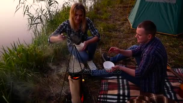 Turistenes mat - fiskesuppe fra leirbålet – stockvideo