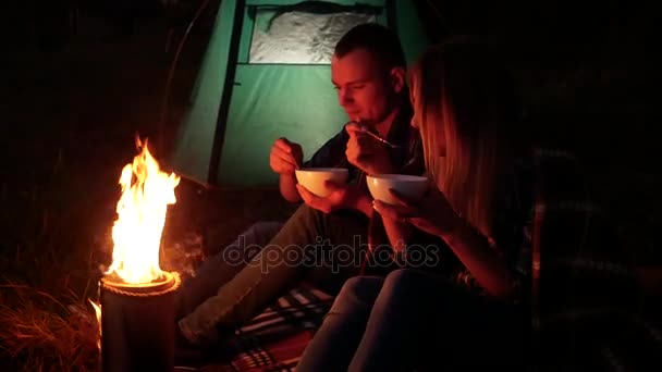 Sabrosa cena de noche con novia al aire libre con fogata — Vídeos de Stock