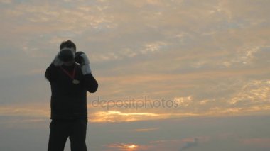 Kazanan boksör günbatımı bir arka plan üzerinde