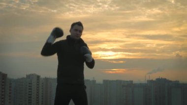 Street fighter çatı üzerinde