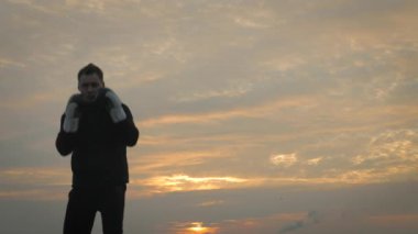 Güçlü adam çatıda bir boks eldiven